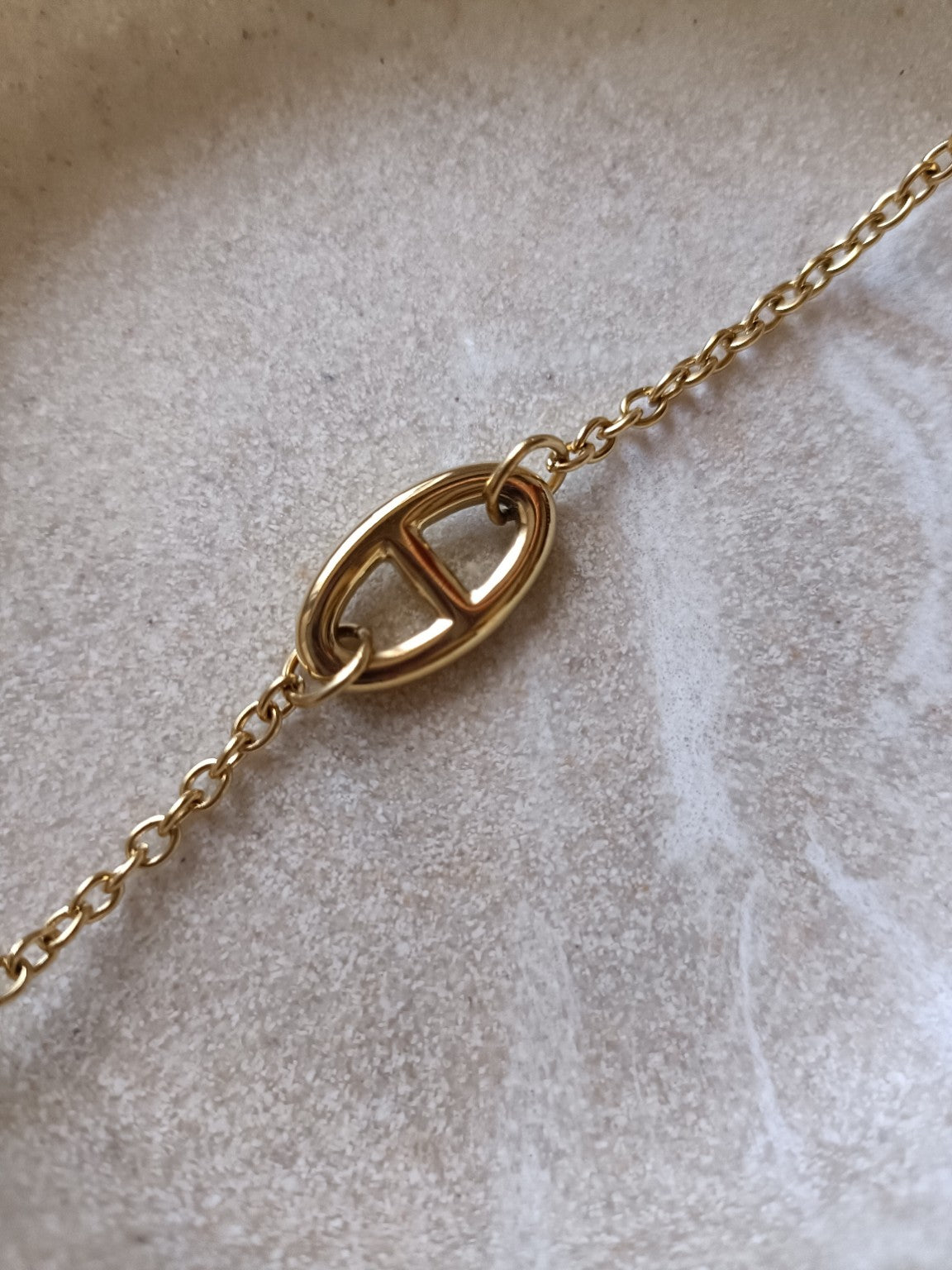 Gros plan sur la grosse maille marine d'un bracelet doré en acier inoxydable