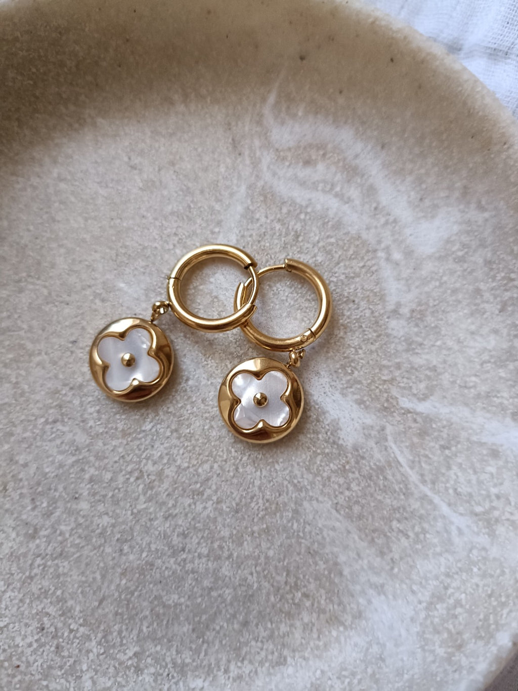 Paire de boucles d'oreilles créoles dorées en acier inoxydable avec pendentif fleur effet nacré