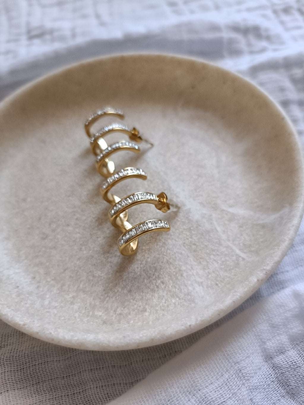 Paire de boucles d'oreilles dorées à 3 anneaux avec strass