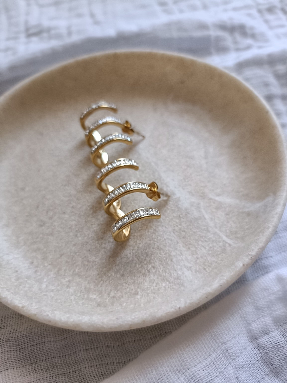Paire de boucles d'oreilles dorées à 3 anneaux avec strass