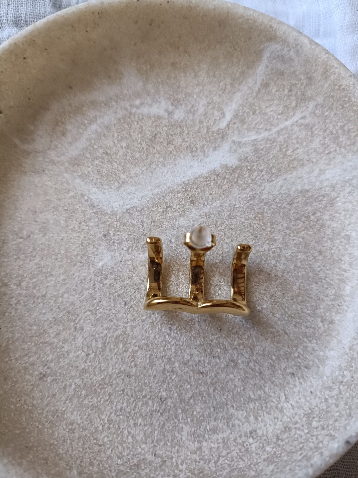 Boucles d'oreilles dorées à 3 anneaux avec strass, vue arrière