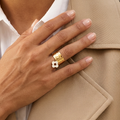bague a breloque fleur blanche sur anneau doré ajustable effet martelé en acier inoxydable