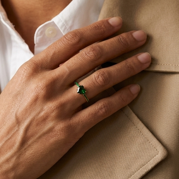 Bague cœur vert ajustable portée au doigt de femme chic