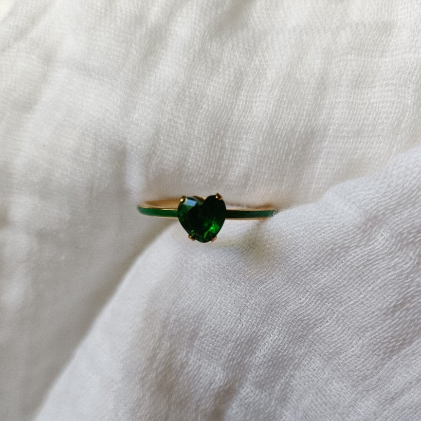 Gros plan sur une bague cœur vert en acier inoxydable
