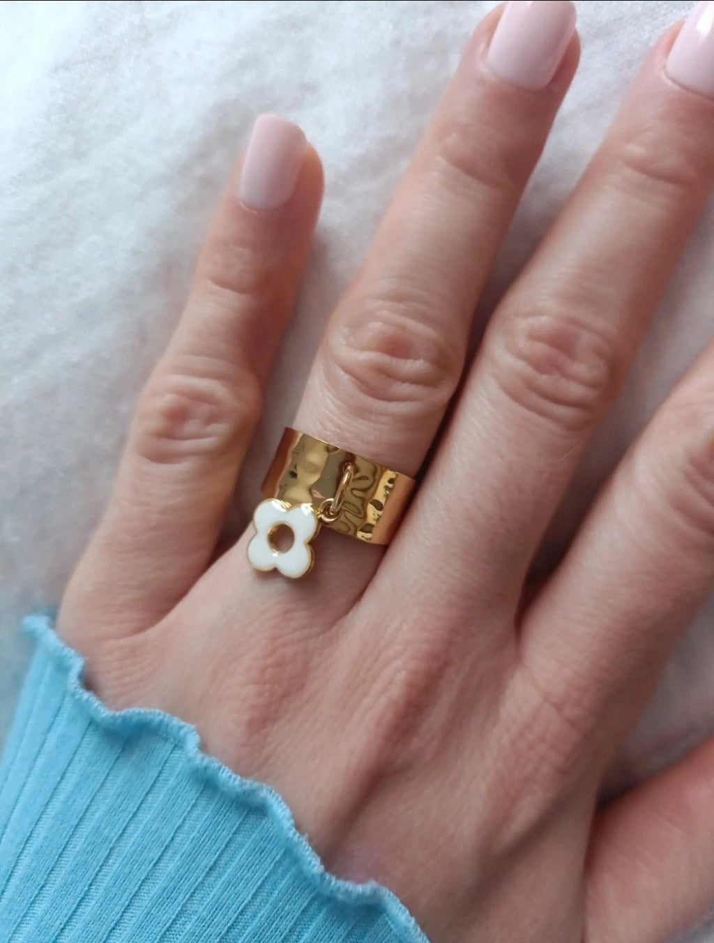 Bague Effet Martelé à Breloque Fleur Blanche