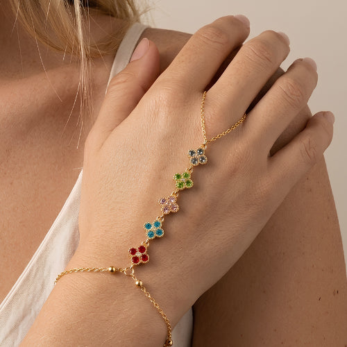 Bracelet de main doré à trèfles multicolore porté