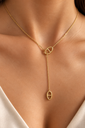 Gros plan sur un collier cravate doré en acier inoxydable à mailles marines coulissantes.
