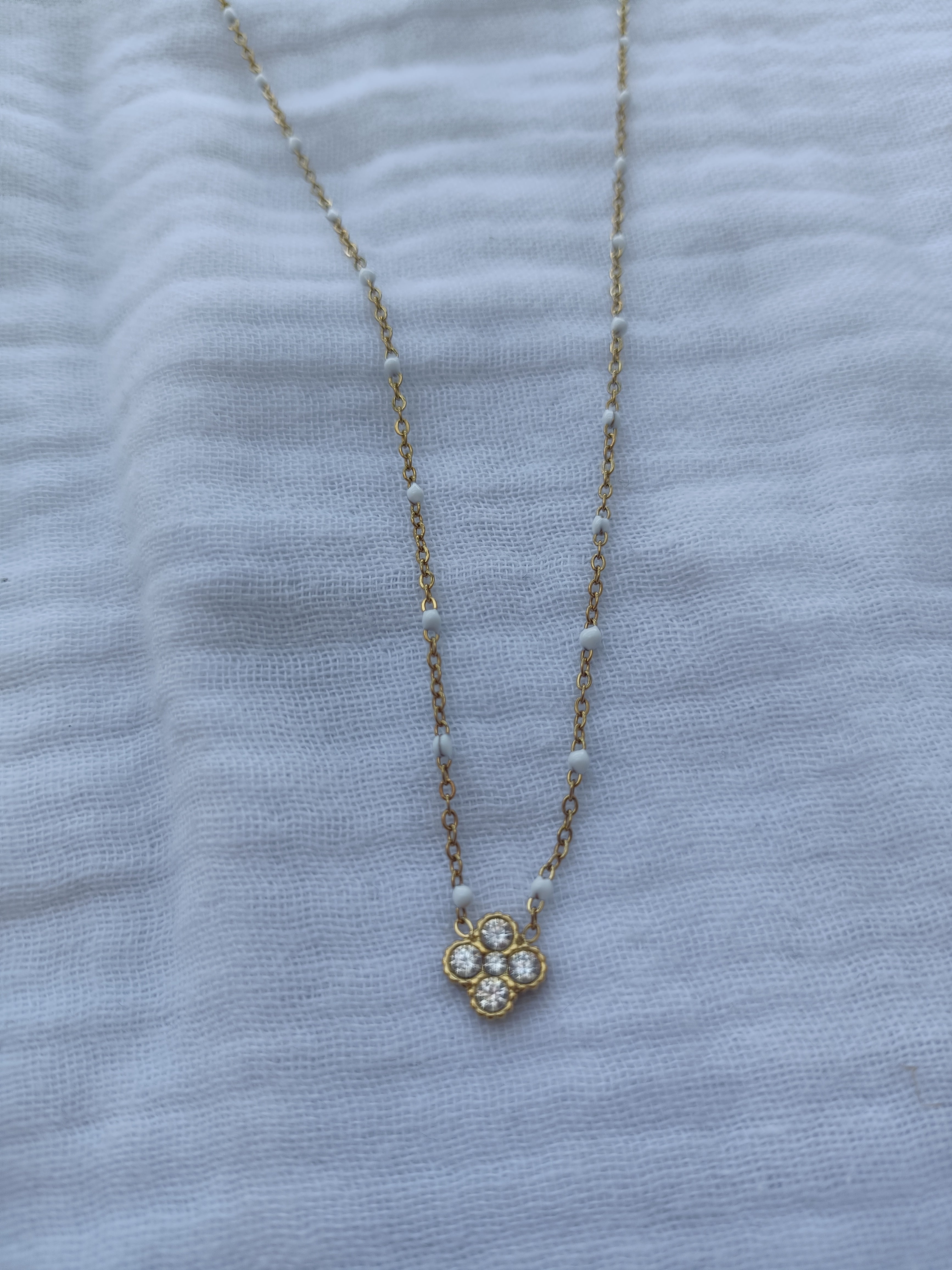 Collier Ras de Cou Fleur Blanc