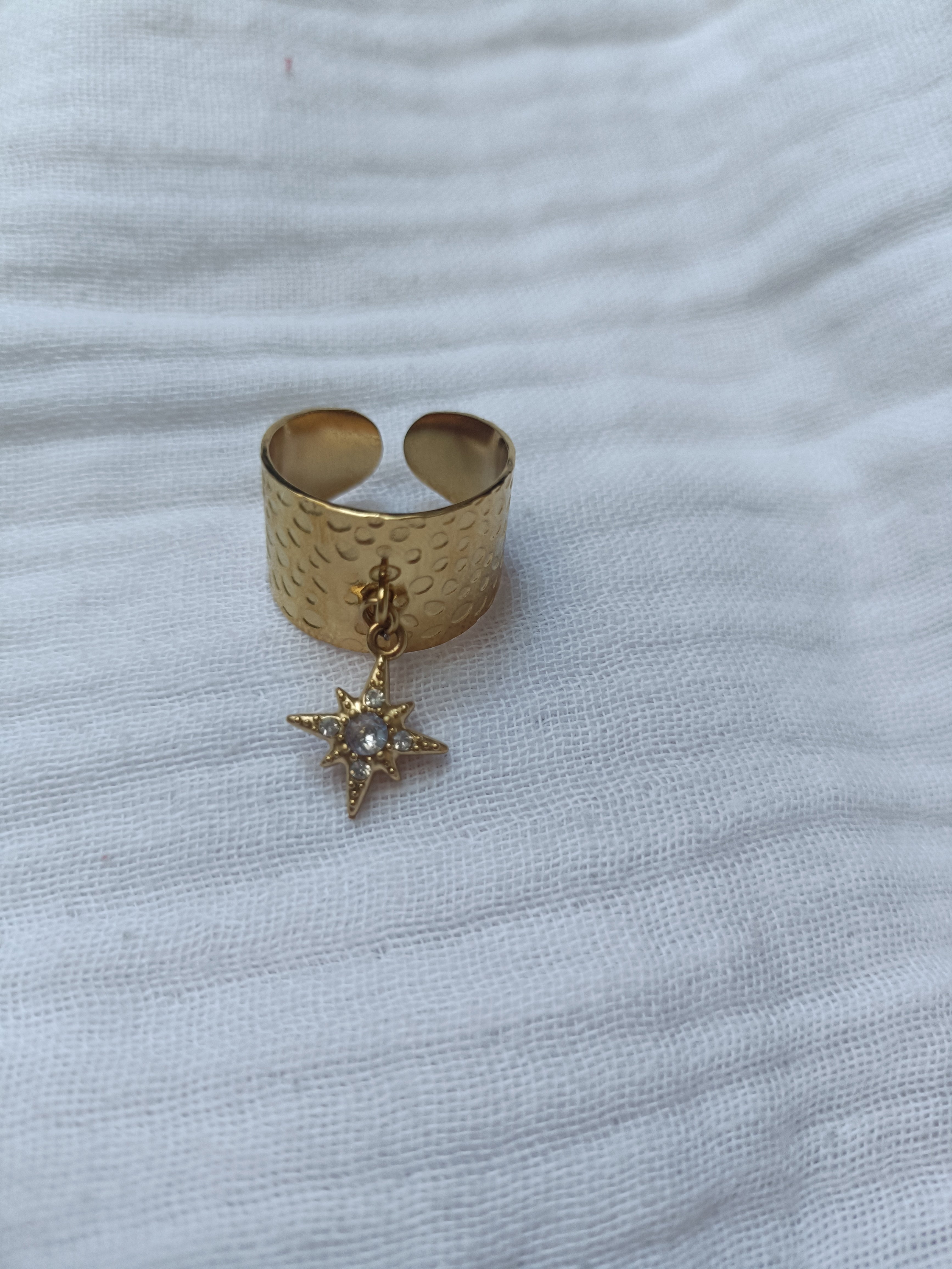 Bague Effet Martelé Dorée à Breloque Etoile