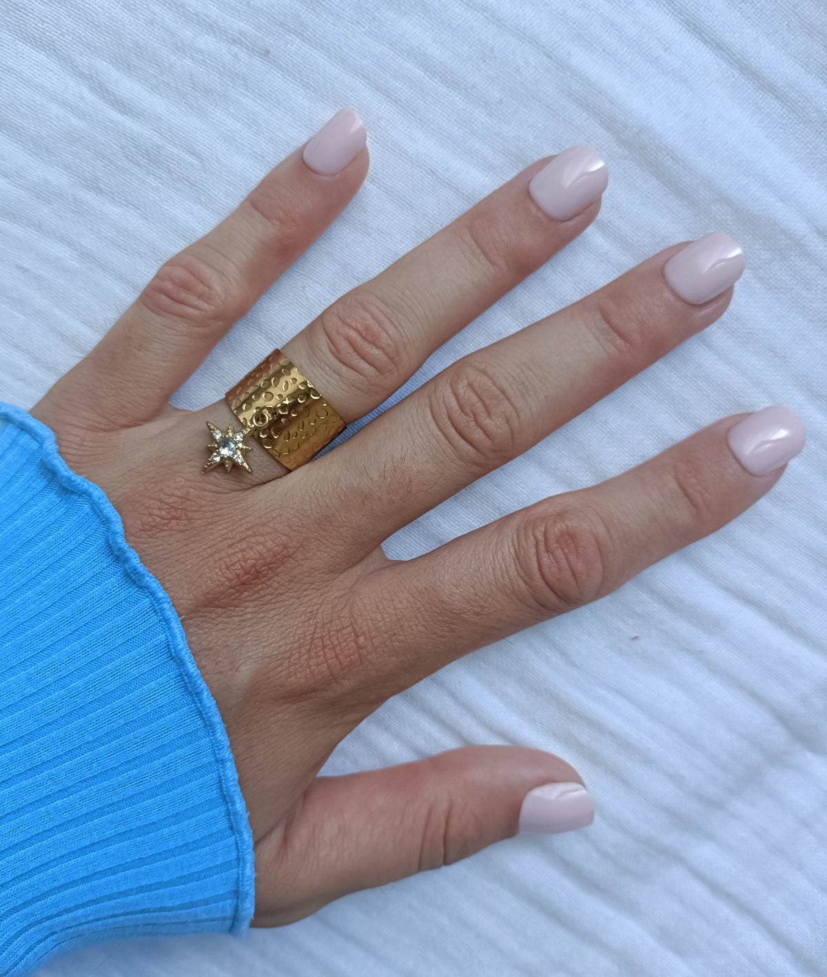 Bague Ajustable Effet Martelé à Breloque Étoile – Acier Inoxydable