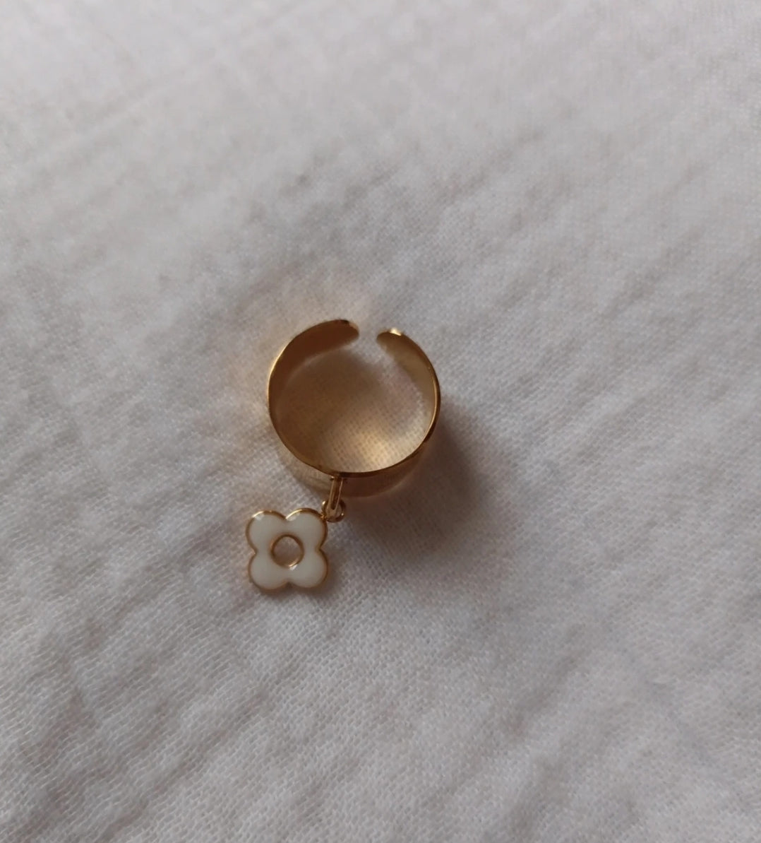 Bague Effet Martelé à Breloque Fleur Blanche