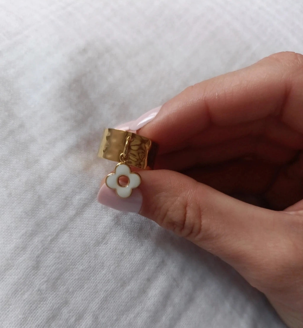 Bague Effet Martelé à Breloque Fleur Blanche