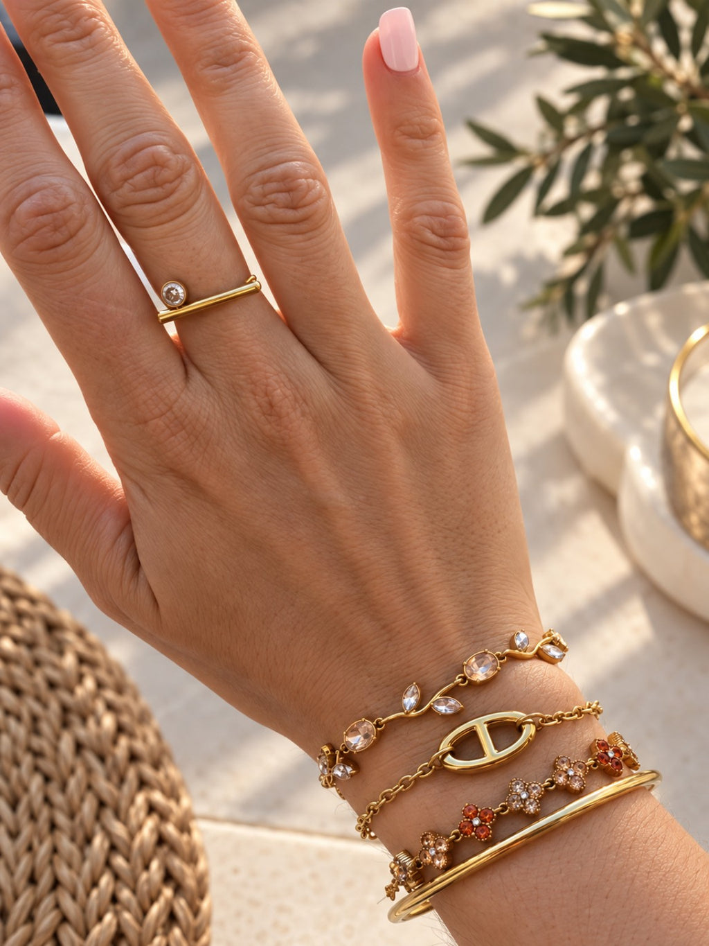 composition de bracelets en acier inoxydable donc un tulipe doré avec pierres nude rosées
