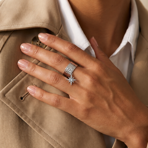 Bague argentée en acier inoxydable avec breloque étoile de 1,5 cm portée au doigt