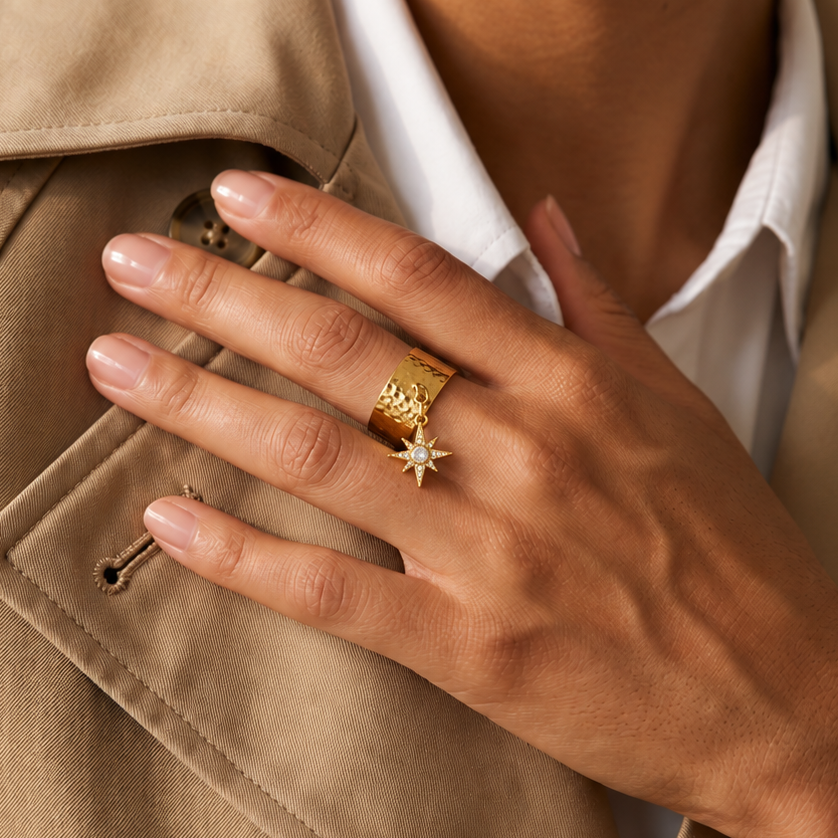 Bague argentée à breloque étoile en acier inoxydable vue de près