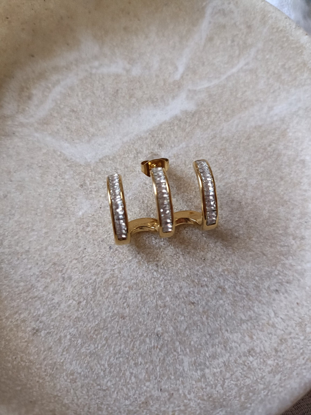 Boucles d'oreilles dorées à 3 anneaux avec strass, vue de face