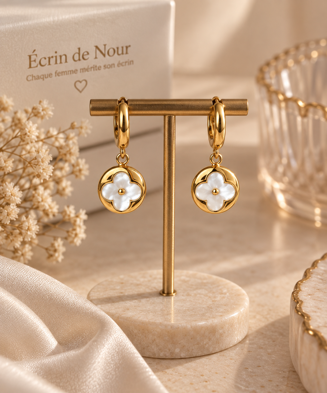 Boucles d'oreilles dorées créoles avec pendentif floral effet nacré en acier inoxydable