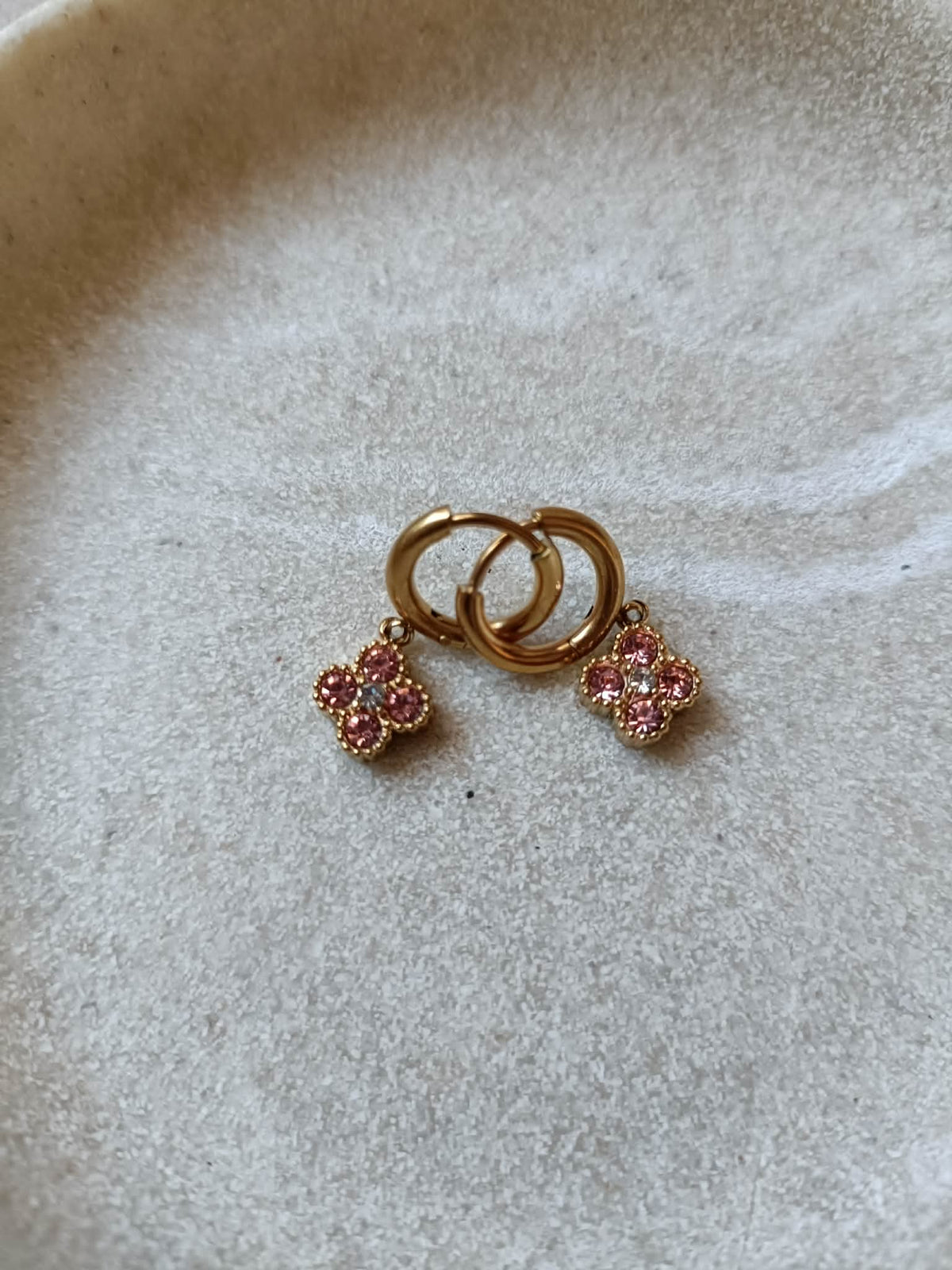 boucles d'oreille princesse a trefles rose en acier inoxydable posées 