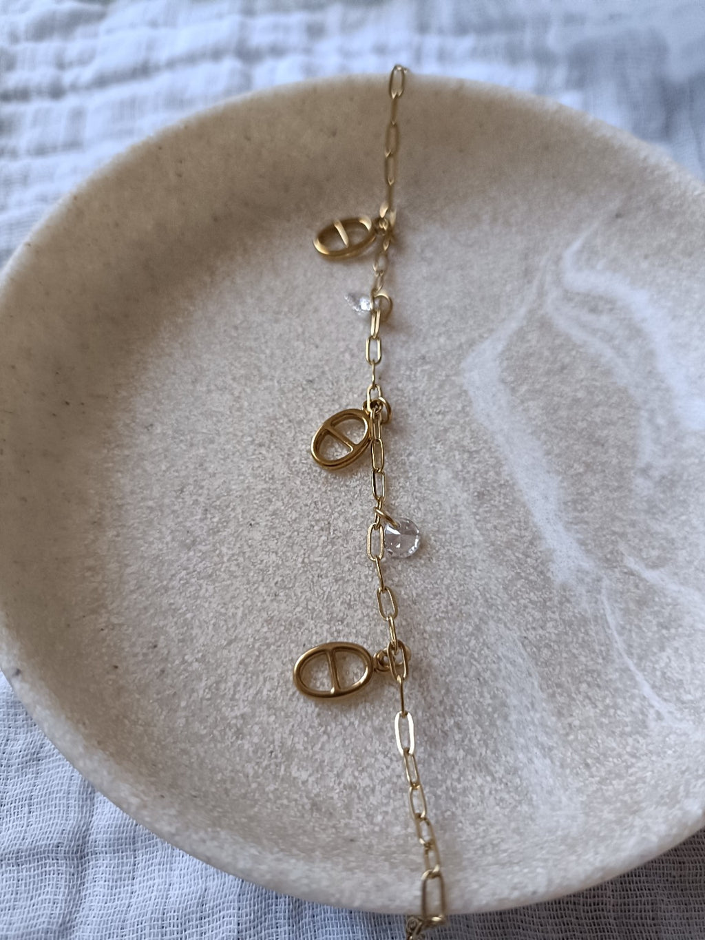 Bracelet doré en acier inoxydable à mailles marines avec pierres et breloques