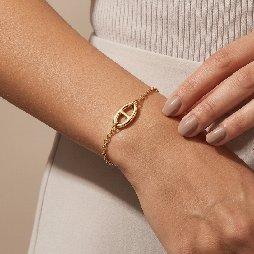 Bracelet doré en acier inoxydable avec grosse maille marine porté au poignet