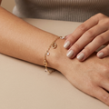 Bracelet doré en acier inoxydable à mailles marines porté au poignet