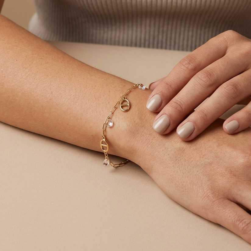 Bracelet doré en acier inoxydable à mailles marines porté au poignet