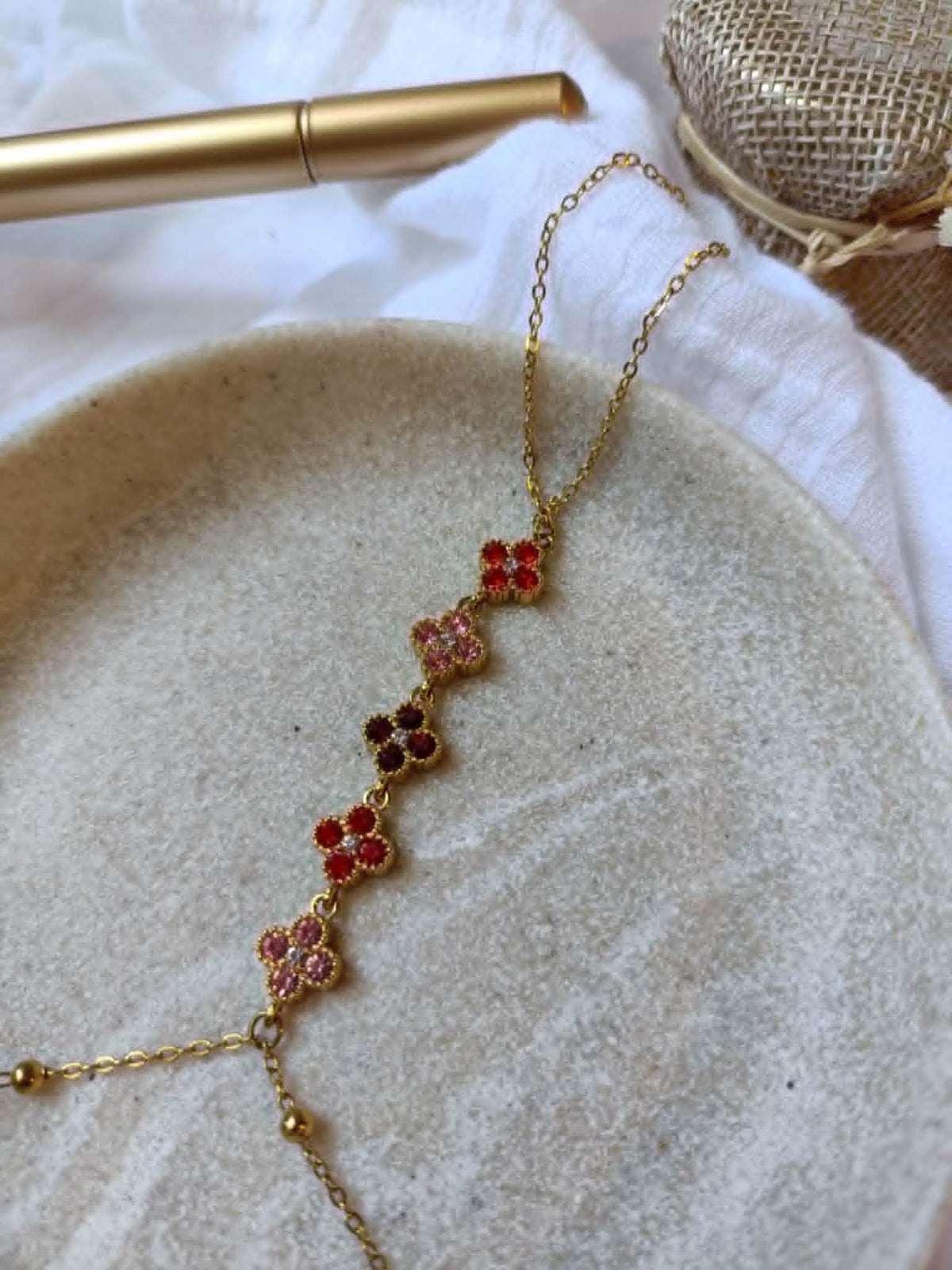 Bracelet de main doré à trèfles