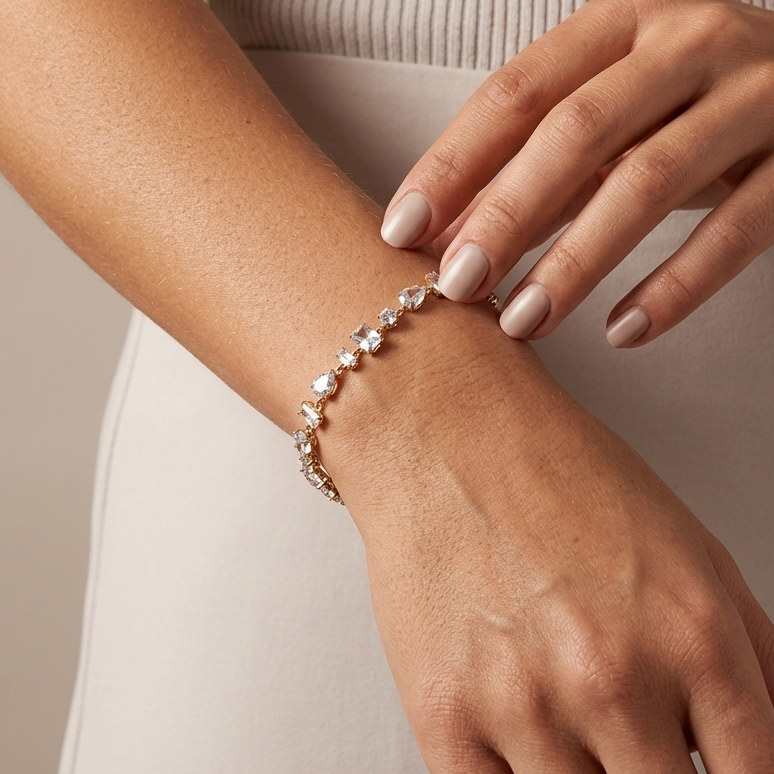 Bracelet Éclat blanc porté au poignet