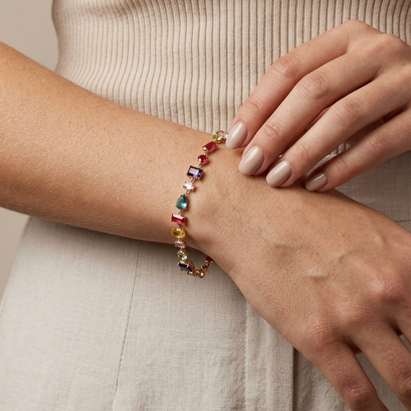 Bracelet Éclat multicolore porté au poignet