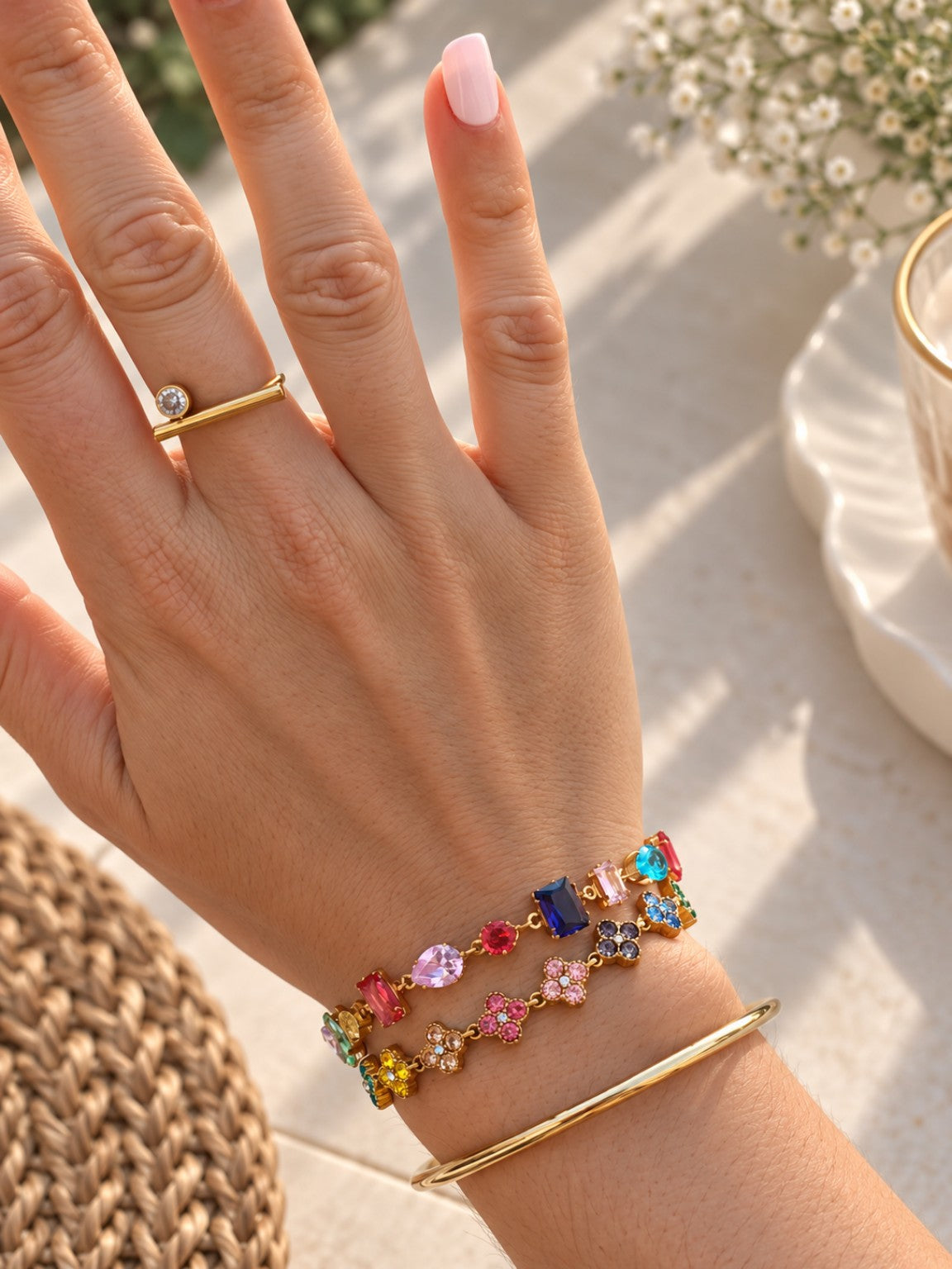 Bracelet Éclat multi colore pierres porté au poignet