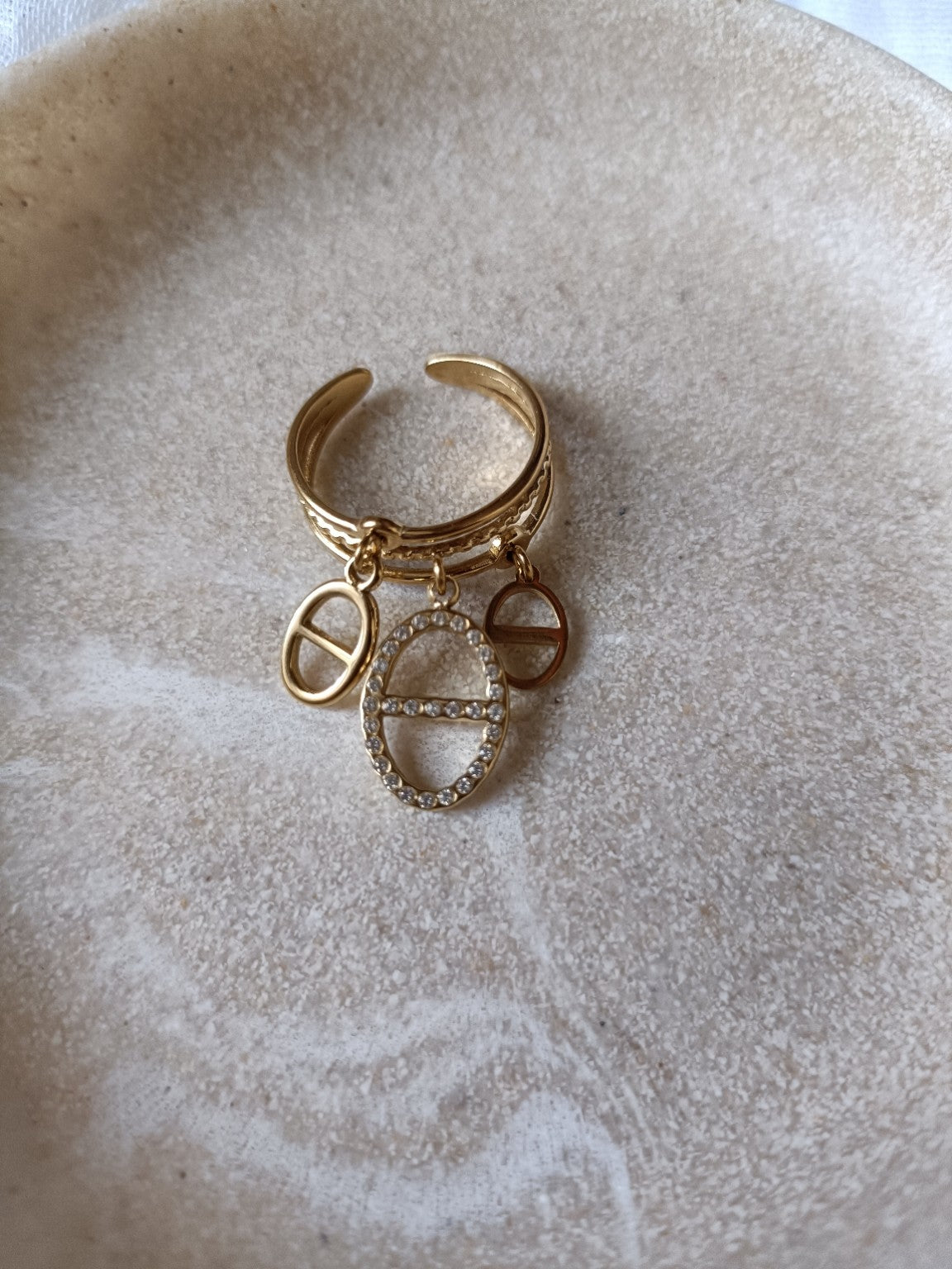 Bague dorée à breloques avec grosse maille marine sertie de strass