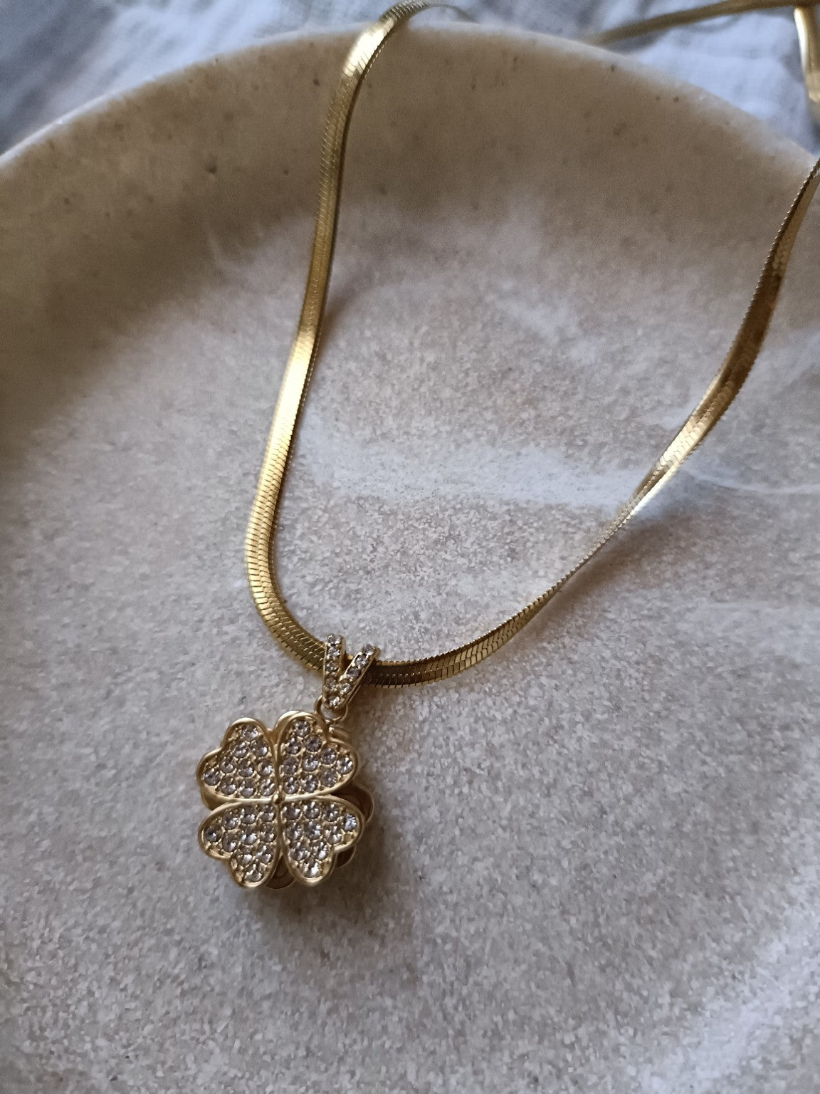 Collier doré à chaîne serpent avec pendentif trèfle orné de strass