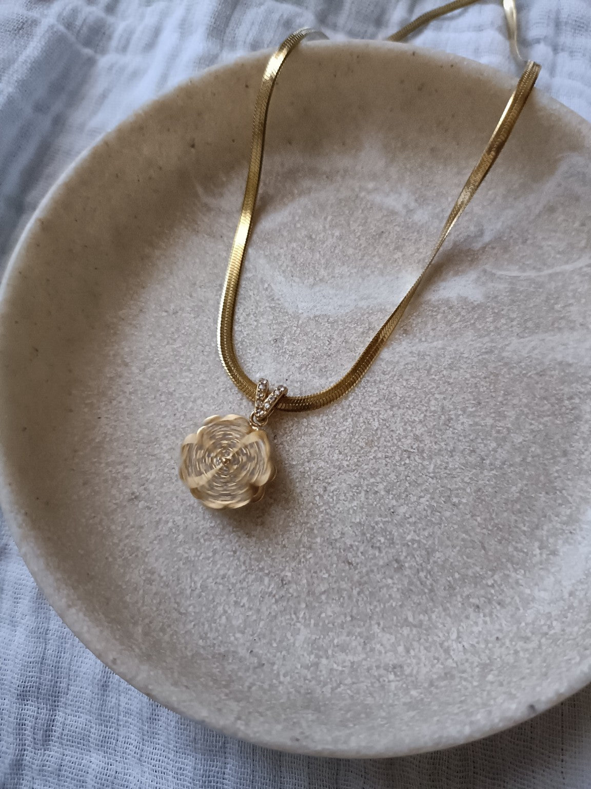 Collier anti-stress doré en acier inoxydable avec pendentif trèfle rotatif