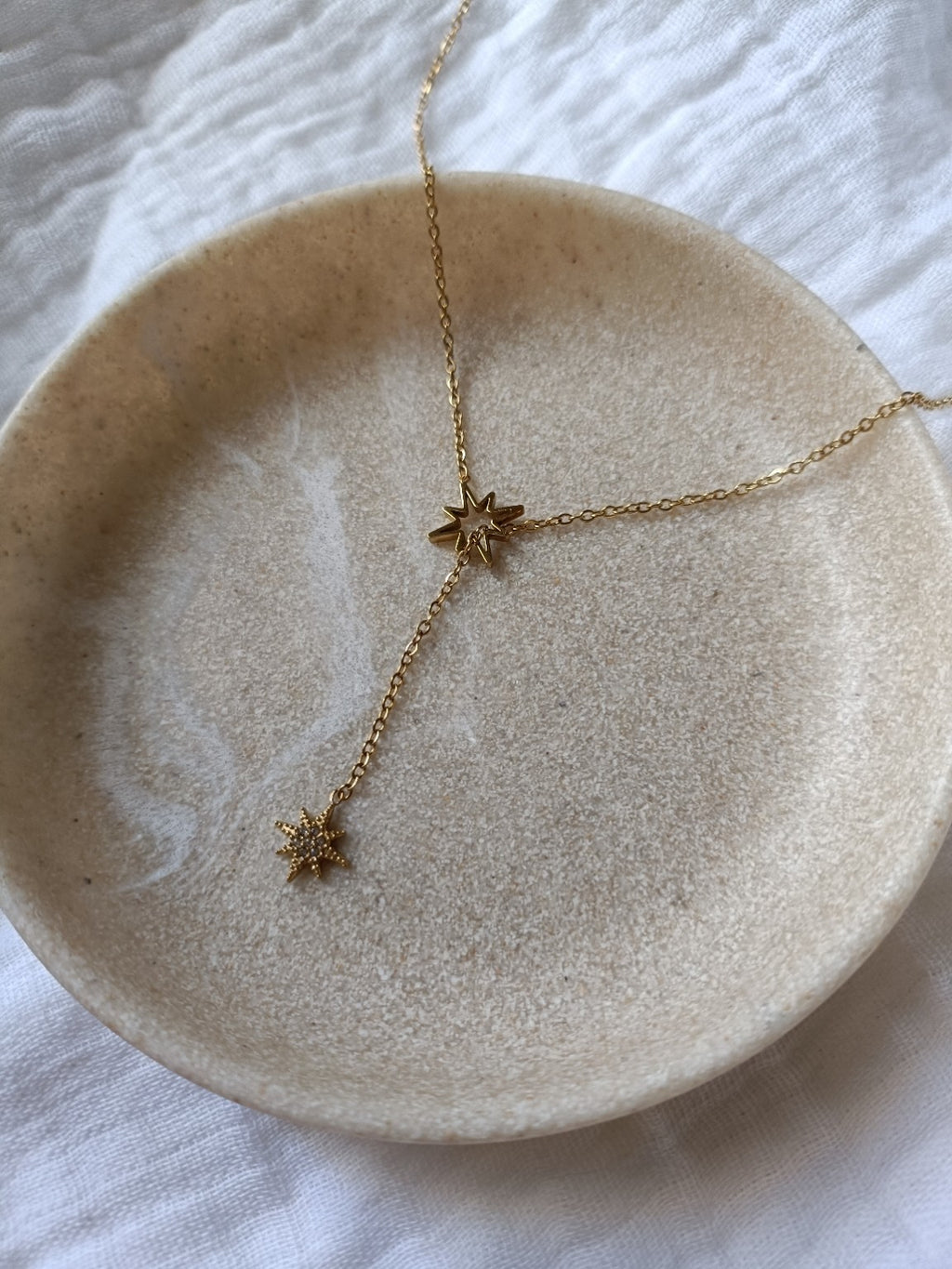 Collier Y étoile doré en acier inoxydable, vue à plat