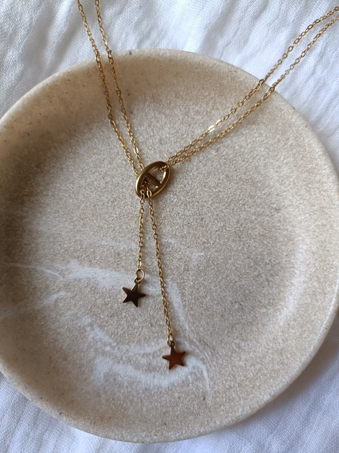 Collier double chaîne doré en acier inoxydable avec maille marine et étoiles, vue à plat