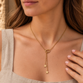 Collier double chaîne doré en acier inoxydable avec maille marine et étoiles porté par une femme