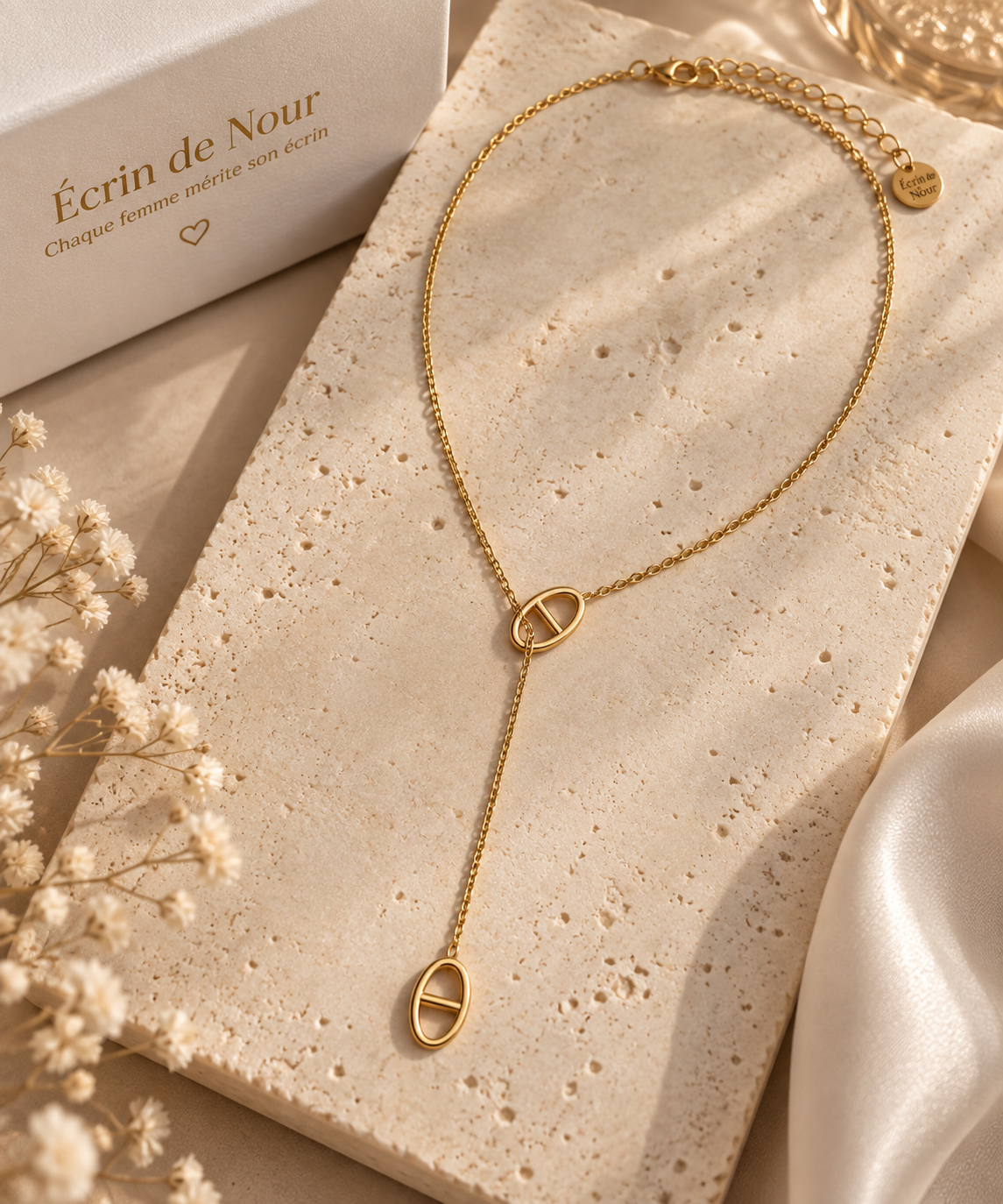 Collier cravate doré en acier inoxydable avec mailles marines coulissantes, vue à plat.