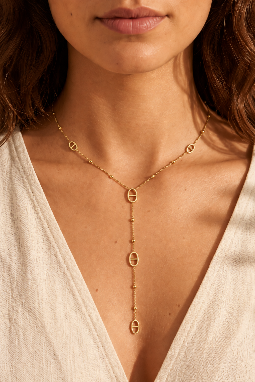 Collier Y doré en acier inoxydable à mailles marines et perles porté sur une femme
