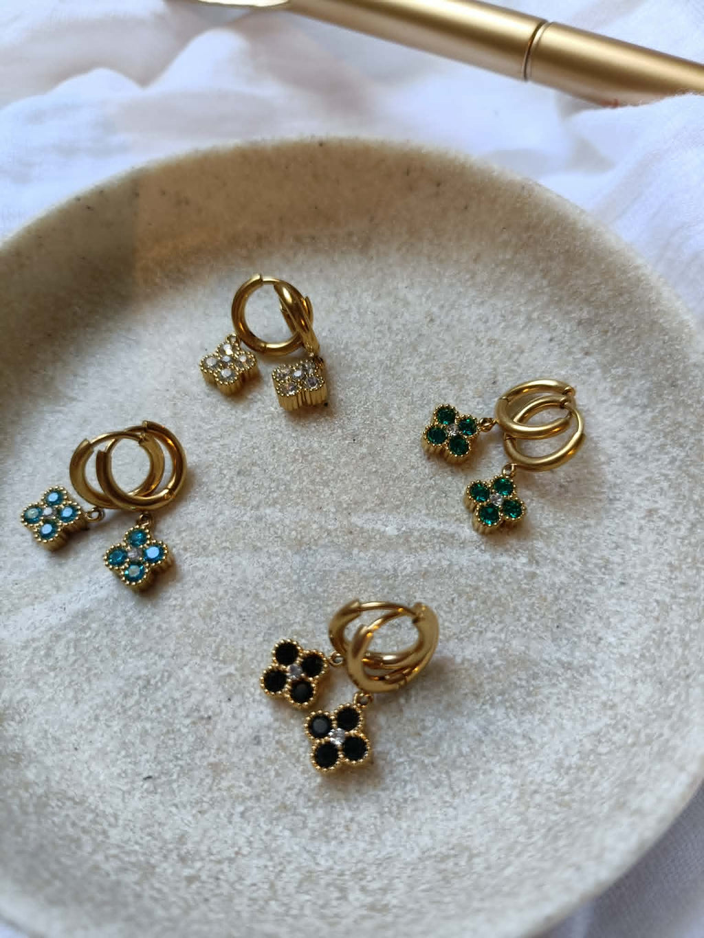 Boucles d'oreilles Trèfle dorées en acier inoxydable en noir, blanc, bleu et vert